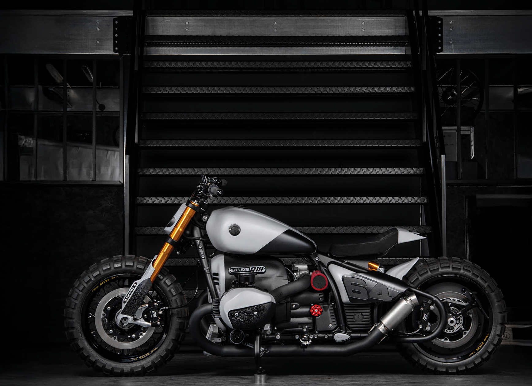 BMW R 18 Cross Bitume by Tank Machine
